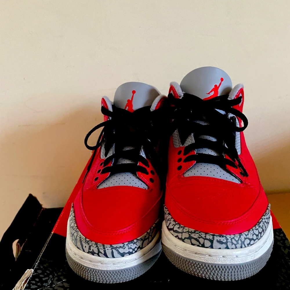 SIZE 11 JORDAN RETRO 3 FIRE RED CEMENT